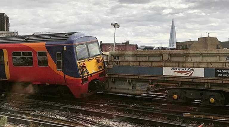 Un tren de pasageri A DERAIAT în una din cele mai aglomerate gări din UK – FOTO/VIDEO