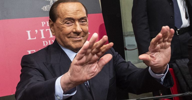 Silvio Berlusconi, achitat de acuzaţia de dare de mită pentru obţinerea unei mărturii mincinoase