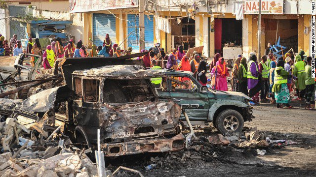 Atac sinucigaş cu maşină-capcană comis asupra unui restaurant din Mogadishu; cel puțin 25 de morți