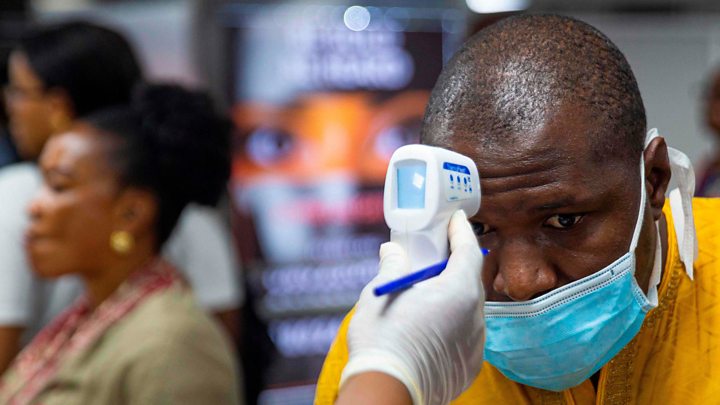Sud-africanii primesc gratuit gel antibacterian și se pot testa la centre de tip drive-in