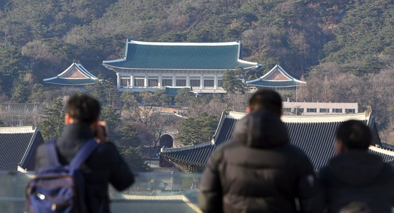 Propaganda nord-coreeană loveşte în inima Seulului. Manifestele comuniste au aterizat în curtea Casei Albastre