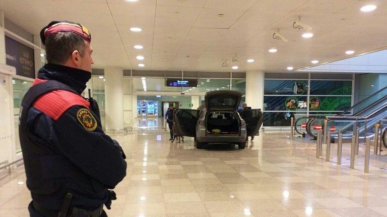 PANICĂ pe aeroportul din Barcelona. Doi albanezi au intrat cu maşina direct în terminal!