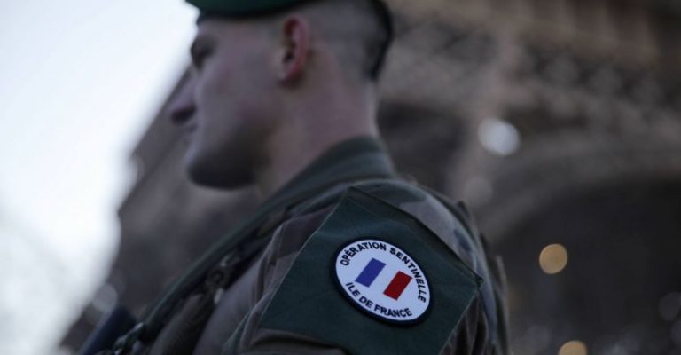 Franța trimite trupele antitero să-i țină pe oameni în casă