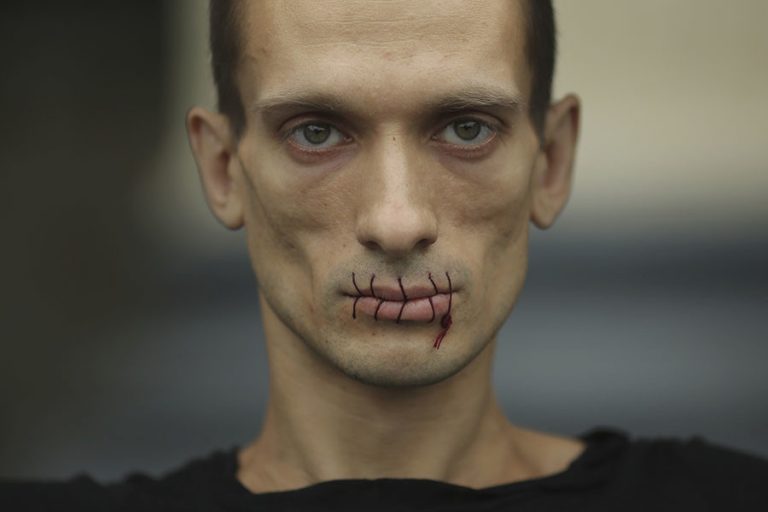 Activistul rus Piotr Pavlenski,reţinut la Paris