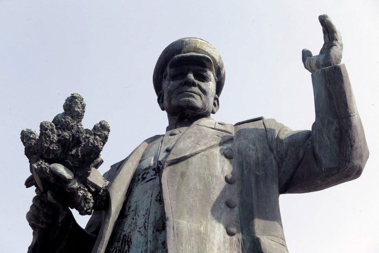 Praga DEMOLEAZĂ statuia unui controversat mareșal sovietic – VIDEO