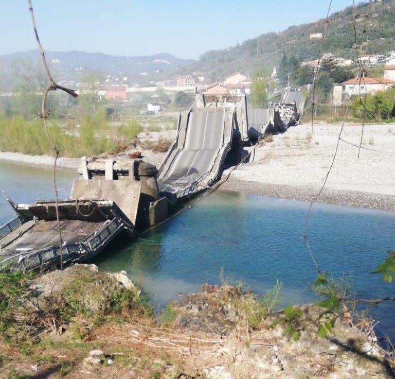 Tragedie REPETATĂ în Italia! Un pod imens S-A PRĂBUȘIT! (FOTO/VIDEO)