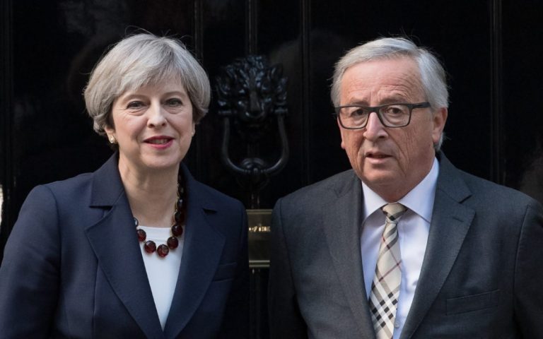 Brexit: May spune că a avut o discuție “robustă” cu Juncker