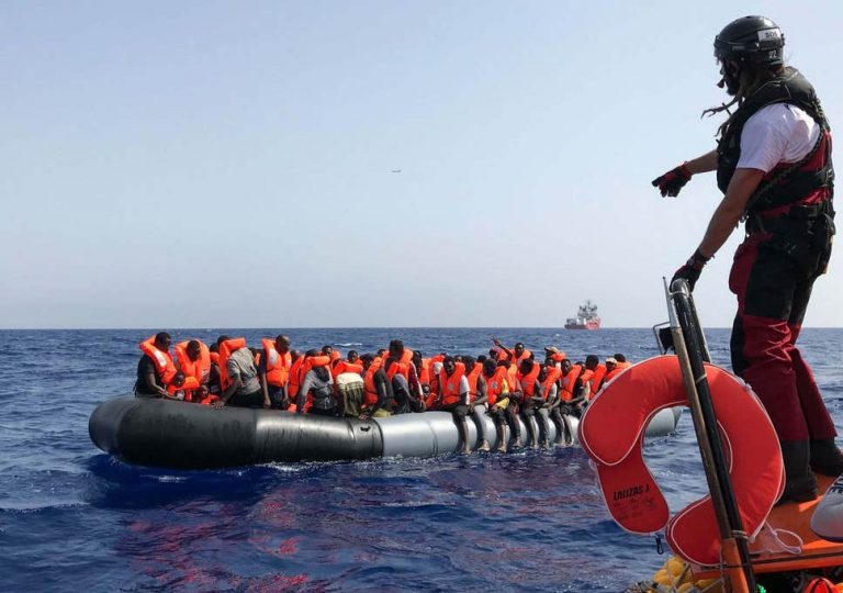 Londra vrea să-i trimită în Albania pe migranţii care trec Canalul Mânecii