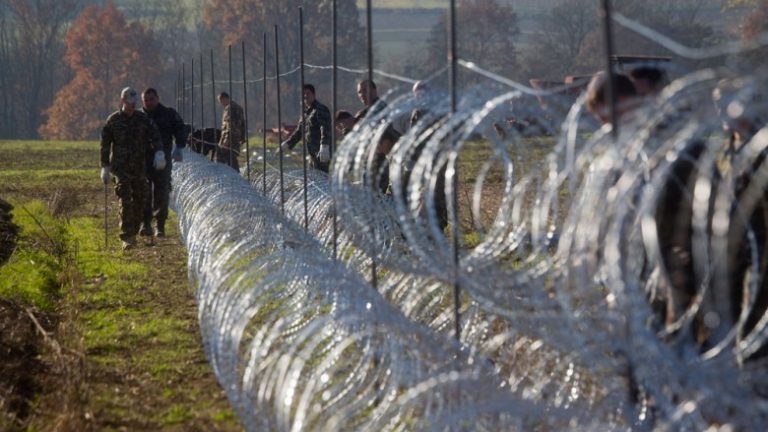 Slovenia își baricadează granițele cu garduri de sârmă ghimpată