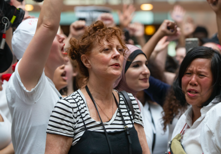 Susan Sarandon a fost ARESTATĂ la un miting anti-Trump