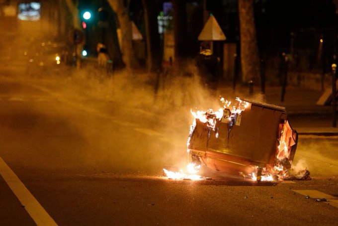 Mai rău ca-n Rahova! Suburbiile Parisului au fost cuprinse de revolte şi acte de vandalism – VIDEO