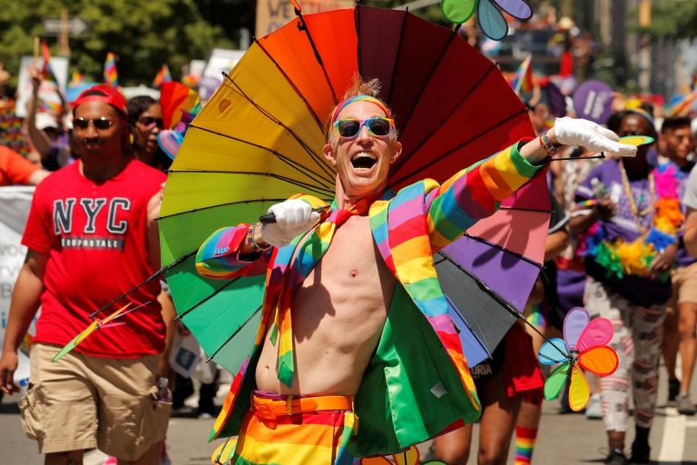 Mii de persoane au participat la Gay Pride la Varşovia