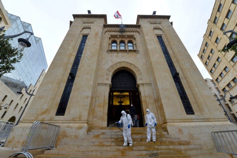 Parlamentul libanez îşi reia activitatea într-un sediu provizoriu. Toţi deputaţii au fost STROPIŢI cu dezinfectant!