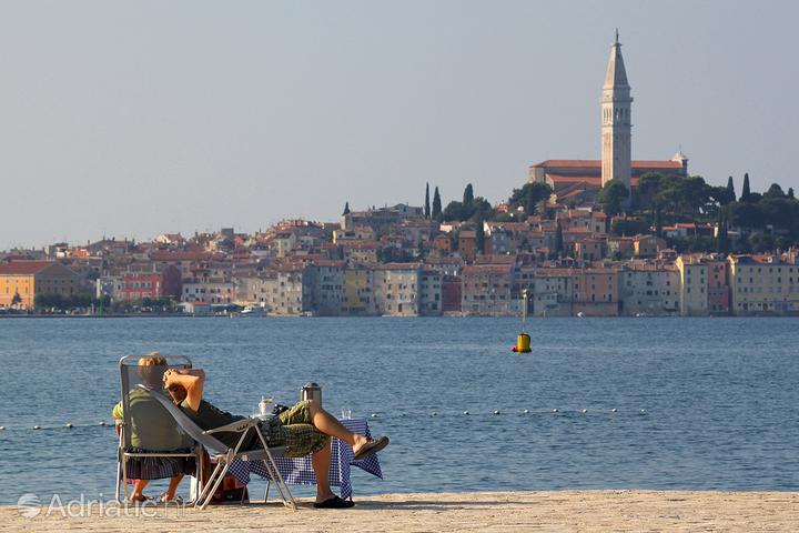 Poluare misterioasă pe coastele Croației. Autoritățile curăță plajele pe care sunt pete de petrol