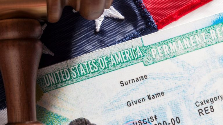 Trump vrea ca străinii cu ‘diplome de America’ să primească ”automat” Green Cardul
