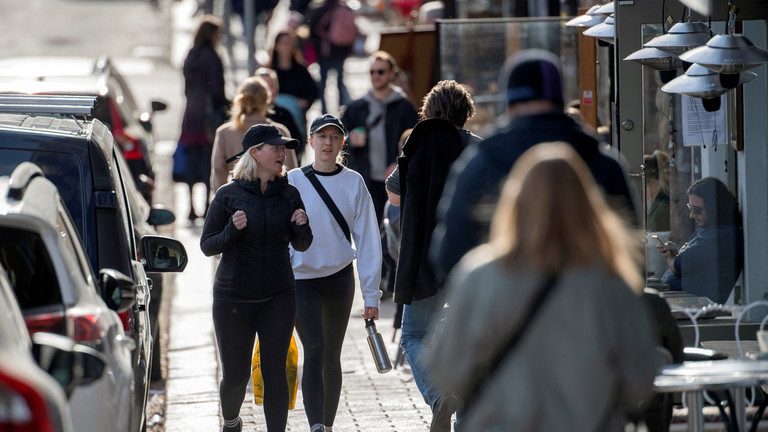 Suedezii vor primi SMS-uri cu cele mai recente măsuri de controlare a epidemiei
