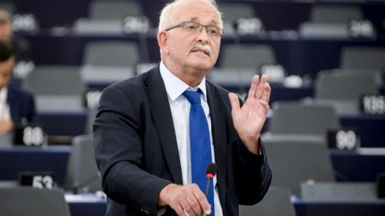 Mai mulţi europarlamentari îi acuză pe liderii UE că tergiversează planurile de relansare economică
