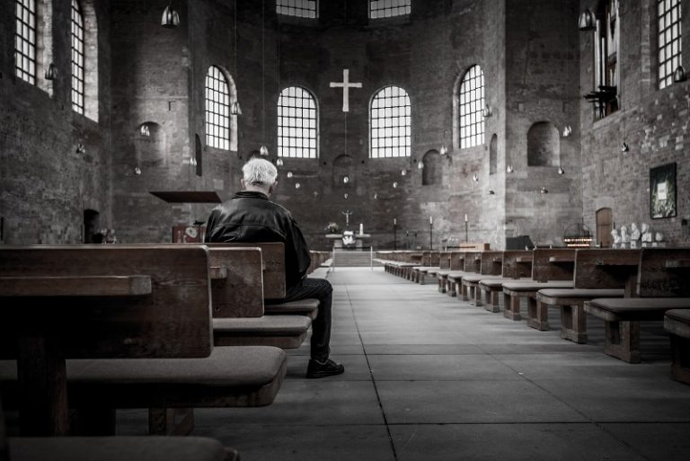 Bisericile din Grecia s-au redeschis oferind Sfânta împărtăşanie