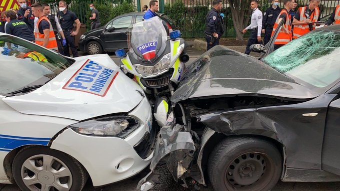 Incident grav la Paris (FOTO/VIDEO): A INTRAT cu mașina în doi polițiști!