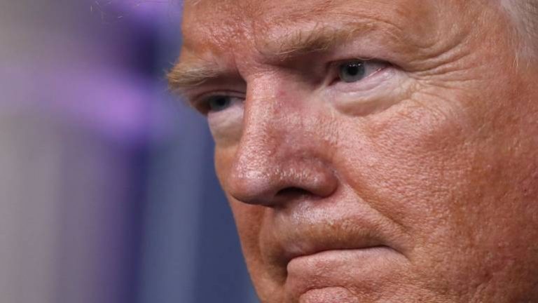 Trump prezintă ‘simptome uşoare’ de COVID-19 şi îşi desfăşoară activitatea din izolare