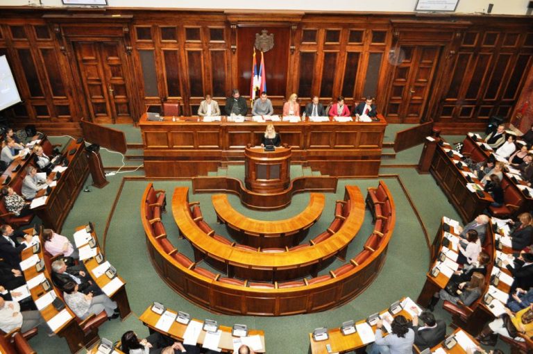 Parlamentul Serbiei își reia activitatea, opoziția revine la boicot