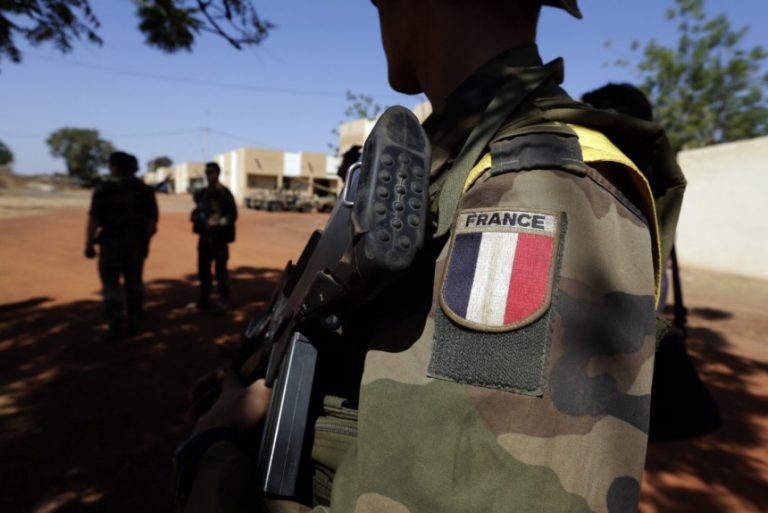 Deruta armatei franceze confruntate cu retragerea trupelor din Africa