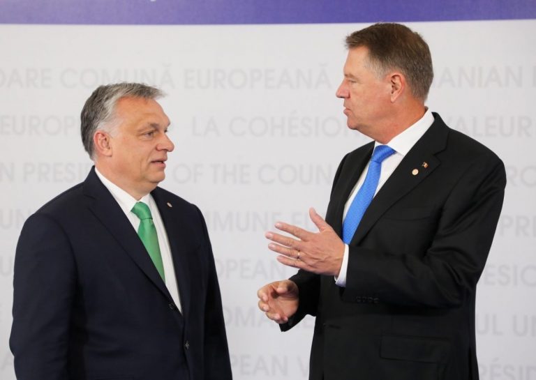 Orban vs Iohannis: ‘Deocamdată, nu ne aplecăm după mănuşa aruncată de români’
