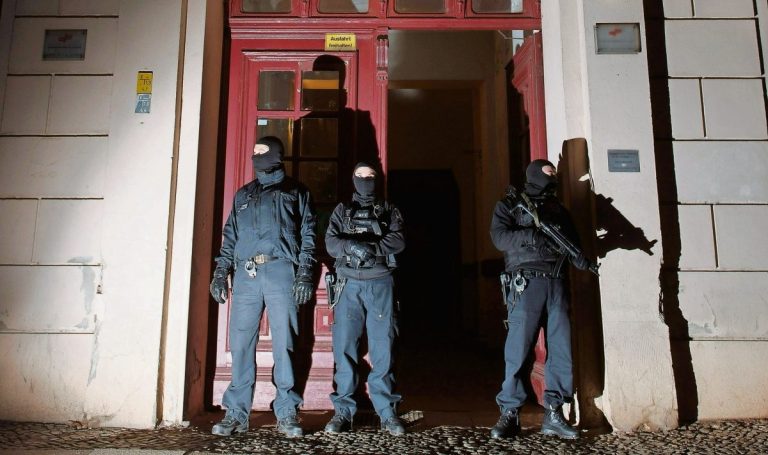 Poliţia germană a percheziţionat casele a patru suspecţi, bănuiţi de legături cu atacatorul din Viena