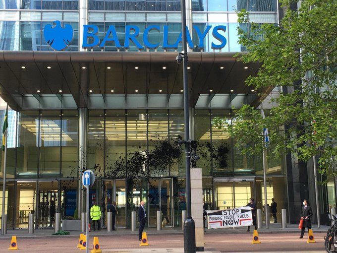 Ecologiştii au mânjit cu ‘petrol fals’ sediul Barclays din Londra