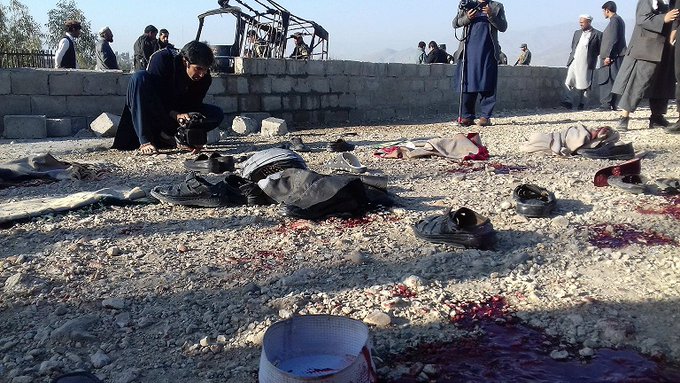 Atac sinucigaș la o înmormântare din Afganistan (FOTO/VIDEO)! Zeci de oameni au fost uciși!
