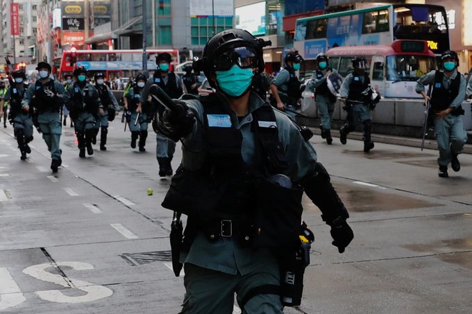 Poliţia din Hong Kong a arestat 300 de protestatari după intrarea în vigoare a noii legi a securităţii