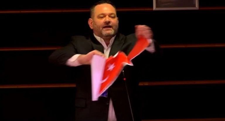 Un europarlamentar grec a rupt drapelul Turciei în Parlamentul European – VIDEO