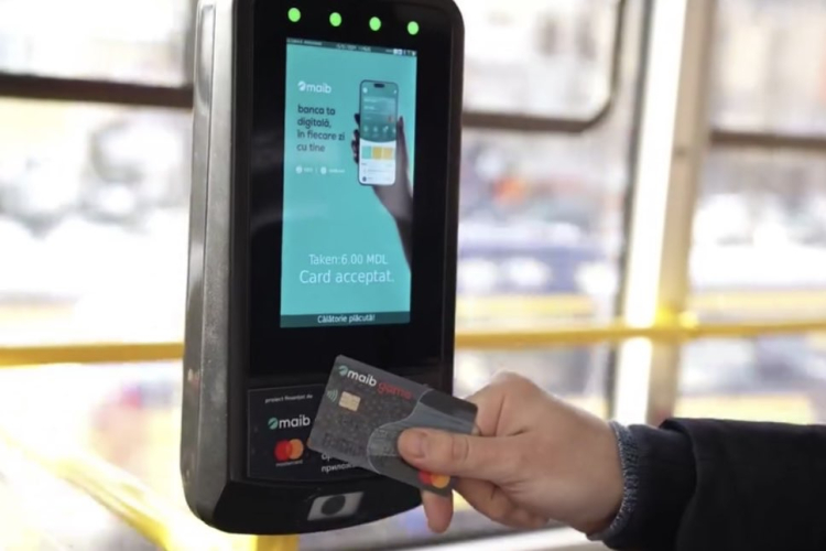 Cum demonstrezi controlorului plata călătoriei la validatoarele staționare din troleibuz sau autobuz