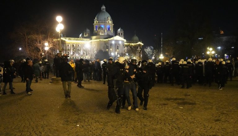 Proteste continuă în Serbia. Simpatizanţii opoziţiei au ocupat centrul Belgradului şi au cerut renumărarea voturilor