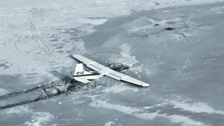 Accident aviatic neobișnuit. Un avion a aterizat de urgență pe un lac înghețat