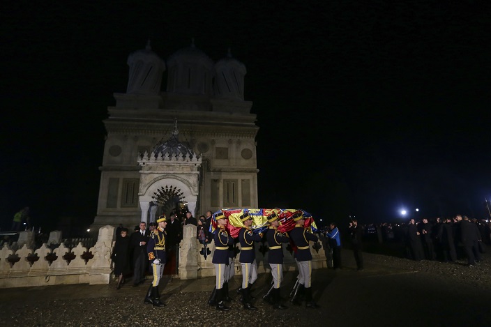 Mii de români au participat la funeraliile fostului Rege Mihai, care s-a bucurat de un mare respect (Reuters)