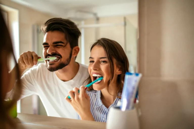 Cele patru afecțiuni care îți pun viața în pericol dacă nu te speli pe dinți zilnic