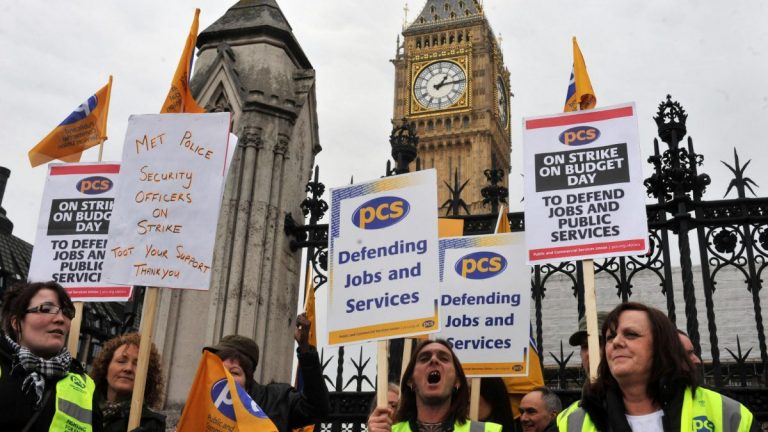 Agenţii serviciului de paşapoarte din UK au început o grevă de cinci săptămâni; profesorii anunţă noi zile de grevă