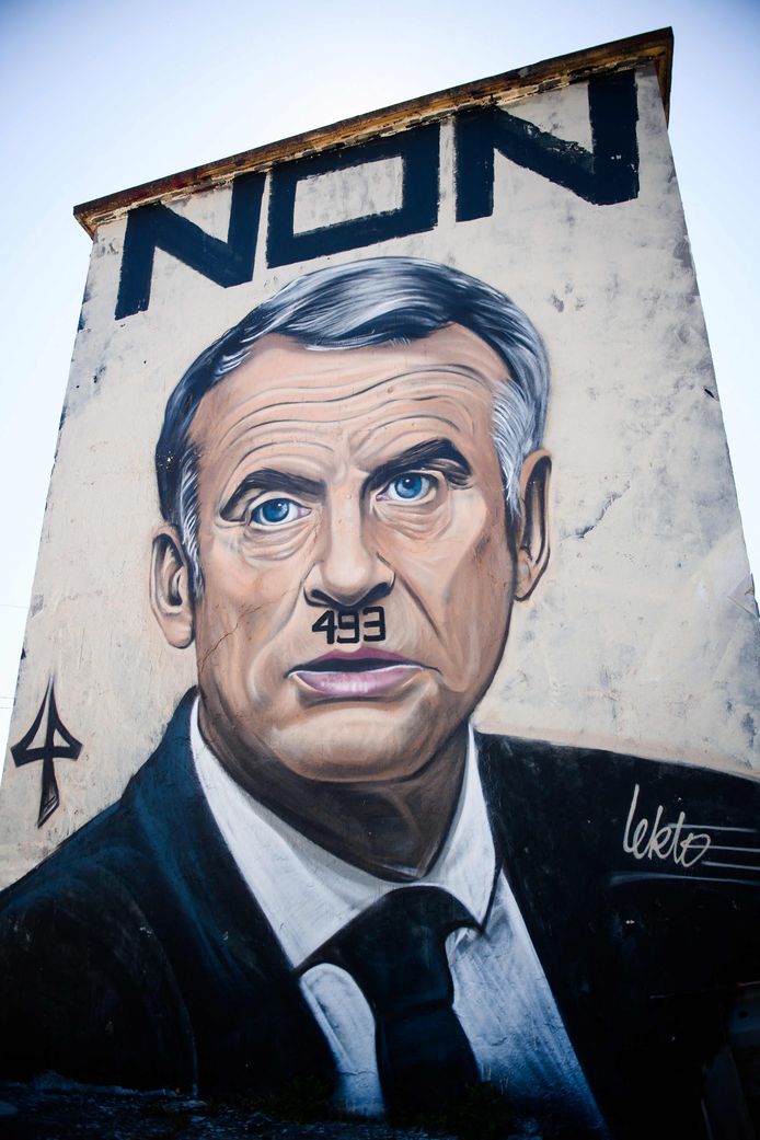 O pictură murală care îl înfăţişează pe Macron drept Hitler va fi în curând ştearsă