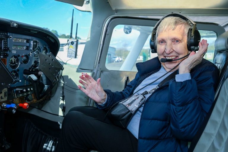 O femeie de 93 de ani şi-a îndeplinit dorinţa de a zbura din nou într-un avion de mici dimensiuni
