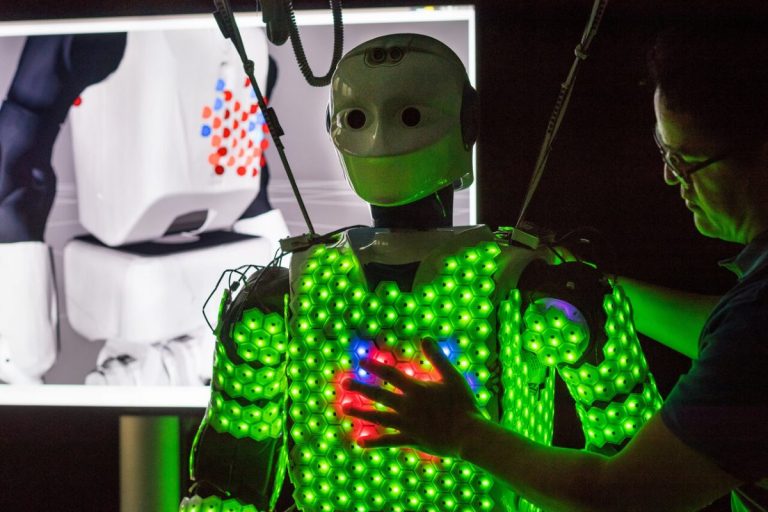 O piele electronică, ce conferă roboţilor simţul tactil, dezvoltată de cercetători din China