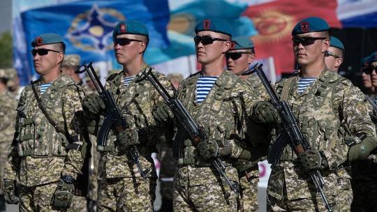 Ruşii trimit primele trupe armate în Kazahstan