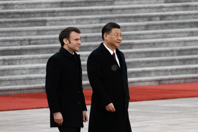 Trump îl acuză pe Macron că ‘îl pupă în fund’ pe preşedintele chinez