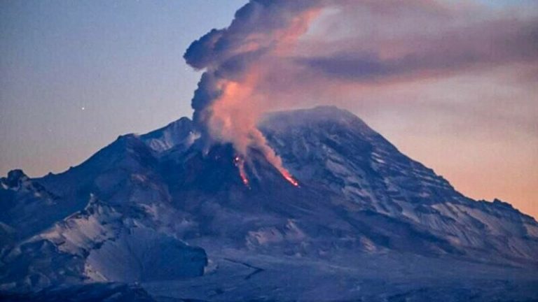 Vulcanul Şiveluci din Orientul Îndepărtat al Rusiei aruncă o coloană de cenuşă până la 10 km altitudine (FOTO/VIDEO)