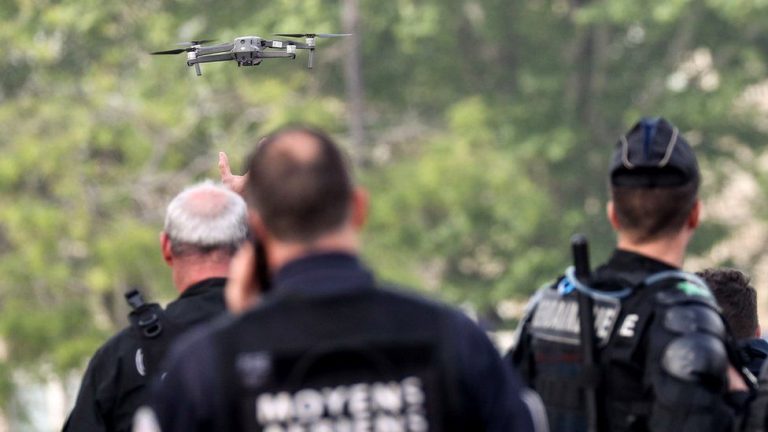 Poliţia franceză va folosi drone pentru monitorizarea mulţimilor