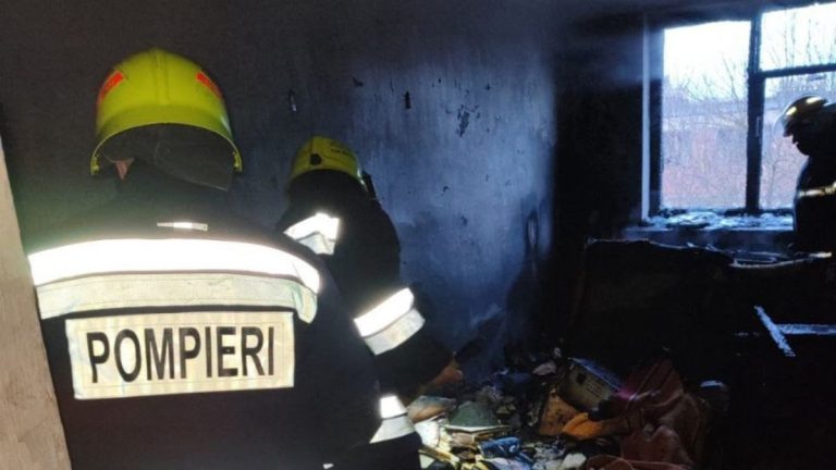 Explozie puternică şi incendiu într-un bloc din Chişinău. Un bătrân a fost internat cu răni grave