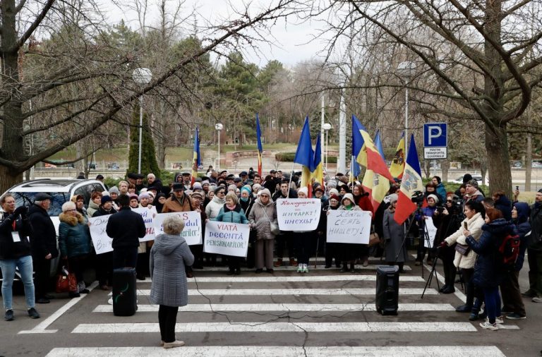 Comuniștii și socialiștii ies în stradă. Se anunță noi proteste în Chișinău