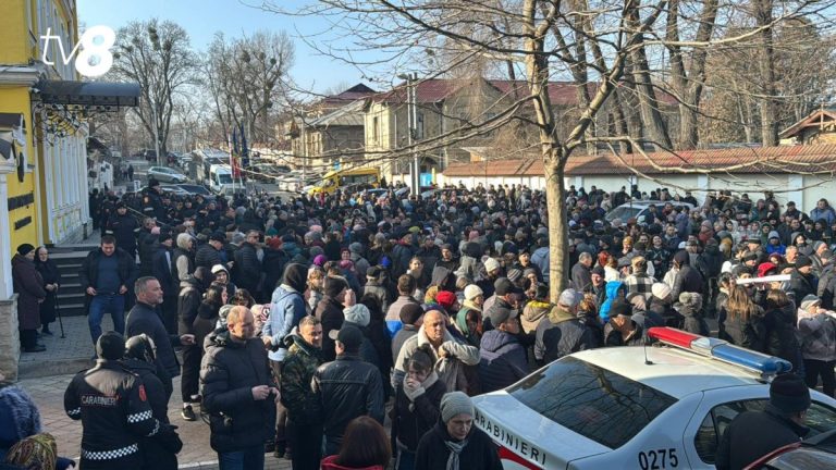 Zeci de găgăuzi protestează în fața Curții Constituţionale