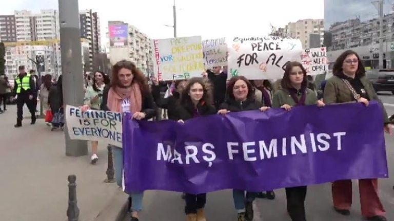 Marș feminist în centrul Chişinăului