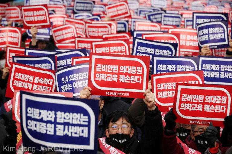 Guvernul sud-coreean lansează procedura de suspendare a 4.900 de medici grevişti